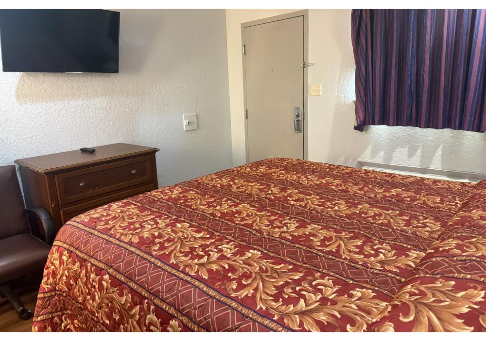 King Bed Non-Smoking interior